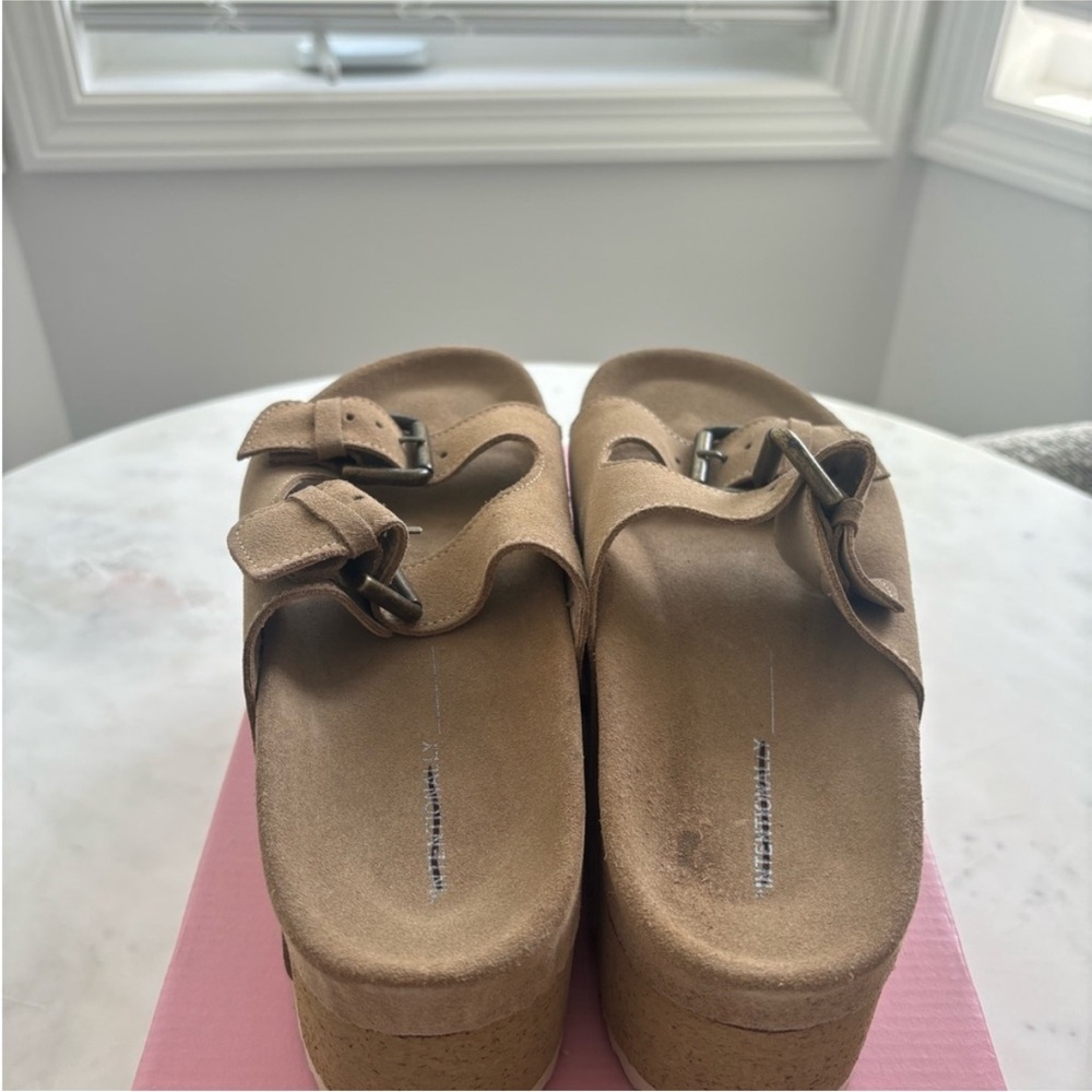 EUC. Size 8. Tan Platform Sandals with Buckle Detail.  Sexy. Cute. Comfortable - Picture 5 of 9
